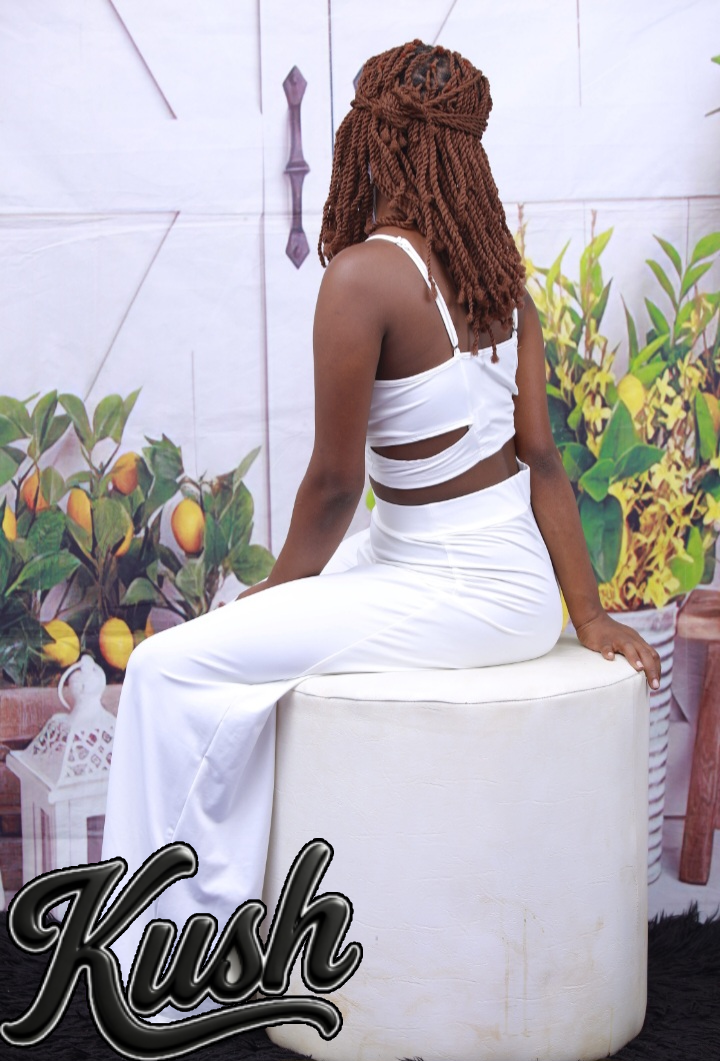 COMPLETE ACTIVEWEAR - left